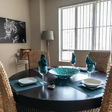 Spacious Charming Condo With Great Views Near The Grove